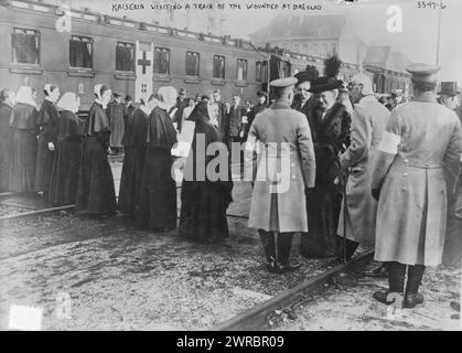 Kaiserin besucht einen Zug der Verwundeten in Breslau, Foto zeigt Augusta Victoria von Schleswig-Holstein (1858–1921), die letzte deutsche Kaiserin und Königin von Preußen (Ehefrau Wilhelm II.), während des Ersten Weltkrieges, zwischen 1914 und ca. 1915, Weltkrieg, 1914-1918, Glasnegative, 1 negativ: Glas Stockfoto