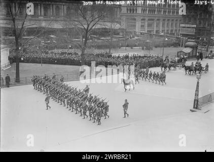 30. Inf. Das Foto zeigt die 30. US-Infanterie, die vor dem Rathaus in New York City durch Manhattan marschiert, 20. Januar 1915, Glass negative, 1 negative: Glass Stockfoto