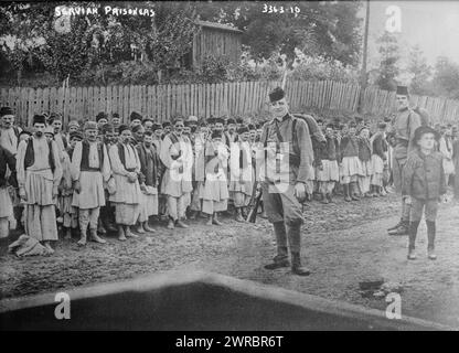 Serbische Gefangene, Foto zeigt serbische Männer, möglicherweise Zivilisten, gefangen genommen in Kreka, nahe Tuzla, Österreich-Ungarisches Reich (heute in Bosnien-Herzogovina) während des Ersten Weltkriegs, zwischen ca. 1914 und ca. 1915, Weltkrieg, 1914-1918, Glasnegative, 1 negativ: Glas Stockfoto