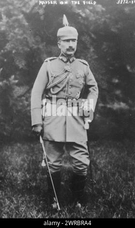 Kaiser auf dem Feld, Foto zeigt Kaiser Wilhelm II. (1859–1941), den letzten deutschen Kaiser und König von Preußen., zwischen ca. 1910 und ca. 1915, Glasnegative, 1 negativ: Glas Stockfoto