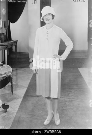 Norma Shearer im kurzen Kleid, Foto zeigt die kanadische Filmschauspielerin Norma Shearer (1902-1983)., 1927 Aug., Glasnegative, 1 negativ: Glas Stockfoto