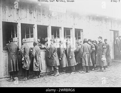 Gefangene bekommen Rationen, Zossen, Foto zeigt Gefangene, die im Kriegsgefangenenlager Zossen, Wünsdorf, Zossen, während des Ersten Weltkriegs, zwischen 1914 und ca. 1915, Weltkrieg, 1914-1918, Glasnegative, 1 negativ: Glas Stockfoto