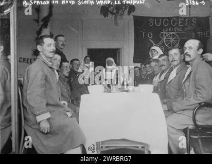 Das Foto zeigt Soldaten, die während des Ersten Weltkriegs an einem Tisch im kanadischen Basiskrankenhaus im Hotel du Golf in Le Touquet, Frankreich, sitzen Ein Banner im Hintergrund stammt von der Royal Canadian Artillery, zwischen 1914 und ca. 1915, Weltkrieg, 1914-1918, Glasnegative, 1 negativ: Glas Stockfoto