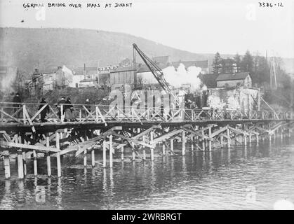 Deutsche Brücke über Maas bei Dinant, Foto zeigt eine Brücke über den Maas-Fluss in Dinant, Belgien während des Ersten Weltkriegs, zwischen 1914 und ca. 1915, Weltkrieg, 1914-1918, Glasnegative, 1 negativ: Glas Stockfoto