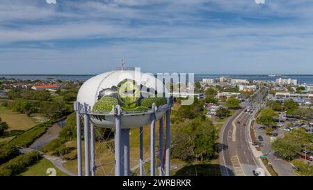 Dunedin, FL, USA. März 2024. Oberhalb von Dunedin, FL: Luftanblick zeigt lebendige, bemalte Schildkröten, die den berühmten Dunedin Wasserturm zieren und der Skyline Floridas Farbe und Charme verleihen. (Credit Image: © Walter G Arce SR Grindstone Medi/ASP) NUR REDAKTIONELLE VERWENDUNG! Nicht für kommerzielle ZWECKE! Stockfoto