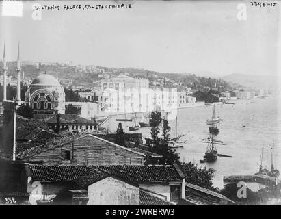 Sultanspalast, Konstantinopel, Foto zeigt den Dolmabahco-Palast mit der Dolmabahco-Moschee links vom Palast, Istanbul, Türkei., zwischen ca. 1910 und ca. 1915, Konstantinopel, Glasnegative, 1 negativ: Glas Stockfoto