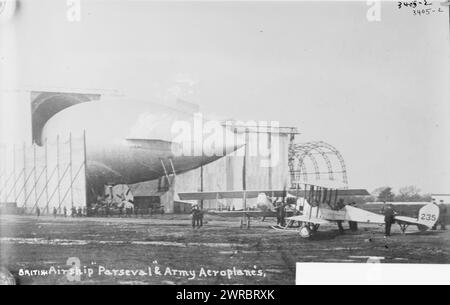 Britisches Luftschiff „PARSEVAL“ und Militärflugzeuge, zwischen ca. 1910 und ca. 1915, Glasnegative, 1 negativ: Glas Stockfoto