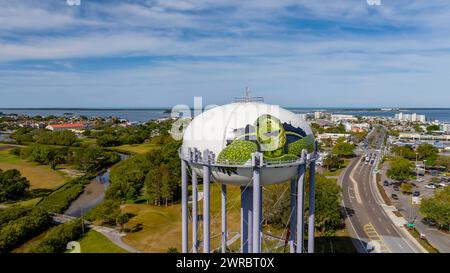 Dunedin, FL, USA. März 2024. Oberhalb von Dunedin, FL: Luftanblick zeigt lebendige, bemalte Schildkröten, die den berühmten Dunedin Wasserturm zieren und der Skyline Floridas Farbe und Charme verleihen. (Credit Image: © Walter G Arce SR Grindstone Medi/ASP) NUR REDAKTIONELLE VERWENDUNG! Nicht für kommerzielle ZWECKE! Stockfoto