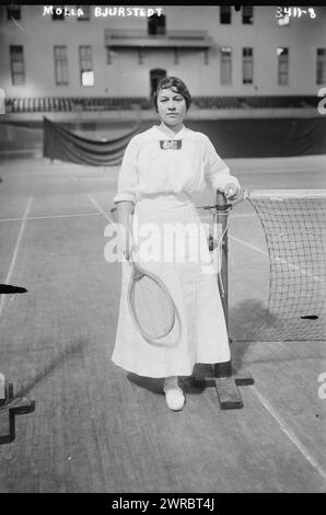 Molla Bjurstedt, Foto zeigt die Tennisspielerin Molla Bjurstedt Mallory (1884–1959), die im März 1915 das Women's National Indoor Tennis Tournament im 7. Regiment Armory (Park Avenue Armory) in New York City gewann., 1915, Glass negative, 1 negative: Glass Stockfoto
