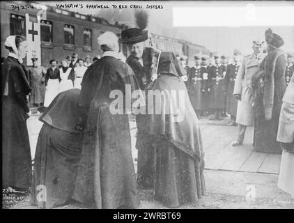 Kaisers Abschied von den Roten Kreuzschwestern, Foto zeigt Kaiserin Augusta Victoria von Schleswig-Holstein (1858–1921), Ehefrau Wilhelm II. Von Deutschland, an einem Bahnhof mit Nonnen während des Ersten Weltkriegs, zwischen 1914 und ca. 1915, Weltkrieg, 1914-1918, Glasnegative, 1 negativ: Glas Stockfoto