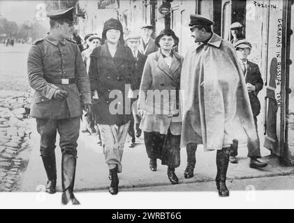 Deutsche in russischer Stadt, Foto zeigt deutsche Soldaten, die während des Ersten Weltkriegs mit Frauen in einer russischen Stadt spazieren gehen, zwischen 1914 und ca. 1915, Weltkrieg, 1914-1918, Glasnegative, 1 negativ: Glas Stockfoto