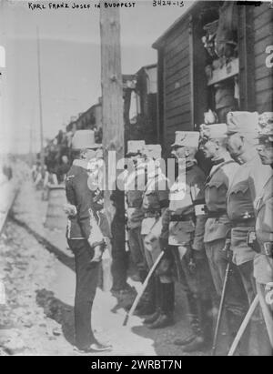 Karl Franz Josef in Budapest, Foto zeigt Karl Franz Joseph (Karl I. von Österreich) (1887–1922) mit Soldaten neben dem Zug während des Ersten Weltkriegs, zwischen ca. 1914 und ca. 1915, Weltkrieg, 1914-1918, Glasnegative, 1 negativ: Glas Stockfoto