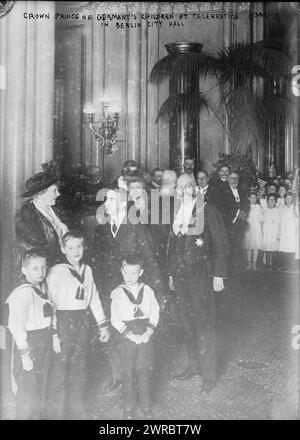 Kronprinz von Deutschlands Kindern bei Feierlichkeiten im Berliner Rathaus, Foto zeigt drei Kinder des Kronprinzen: Von links nach rechts Louis Ferdinand (1907-1994), Wilhelm (1906-1940) und Hubertus (1909-1950). zwischen 1914 und ca. 1915, Glasnegative, 1 negativ: Glas Stockfoto