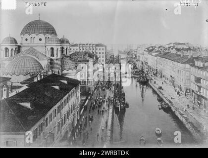 Triest, Foto zeigt den Canal Grande in Triest, Italien mit der serbisch-orthodoxen Kirche der Heiligen Dreifaltigkeit und St. Spyridon links., 2. April 1915, Glas-negative, 1 negativ: Glas Stockfoto