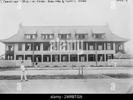 Chang Sha, Yale-in-China - Schlafsaal und Tennisplatz, zwischen ca. 1910 und ca. 1915, Glasnegative, 1 negativ: Glas Stockfoto