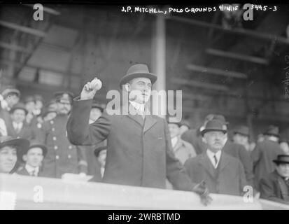 J.P. Mitchel, Polo Grounds, 14.04.15, Foto zeigt John Purroy Mitchel (1879–1918), der von 1914 bis 1917 Bürgermeister von New York City war und einen Ball auf dem Polo Grounds warf., 14.04.15, Baseball, Glass negative, 1 negativ: Glass Stockfoto