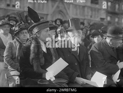 Oscar Straus, Oscar Straus, Oscar Solomon Straus (1850-1926) mit seiner Frau Sarah bei der Einweihung des Straus Memorial Park in New York City am 15. April 1915, dem dritten Todestag seines Bruders Isidore Straus und seiner Frau Ida auf der Titanic., 1915. April 15, Glasnegative, 1 negativ: Glas Stockfoto