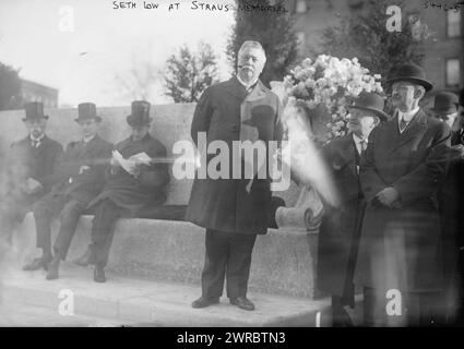 Seth Low am Straus Memorial, Foto zeigt den Pädagogen Seth Low (1850–1916) bei der Einweihung des Straus Memorial Park in New York City am 15. April 1915, dem dritten Todestag von Isidore und Ida Straus auf der Titanic., 15. April 1915, Glass negative, 1 negative: Glass Stockfoto