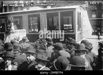 Mrs. John Rogers Jr., im Wahlrechtsgeschäft, Foto zeigt die Bürgermeisterin und Suffragmanagerin Elizabeth Selden White Rogers (1868–1950) im Wahlrechtswagen, einer mobilen Lautsprecherplattform und einem Geschäft, das das Frauenwahlrecht fördert. Ein Banner der Politischen Union der Frauen hängt von Van., 1915, Glas-negative, 1 negativ: Glas Stockfoto