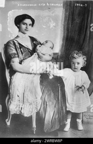 Erzherzogin Zita und Kinder, Foto zeigt Prinzessin Zita von Bourbon-Parma (1892–1989), die Ehefrau des Kaisers Karl von Österreich mit ihrem Sohn Otto von Habsburg (1912–2011), dem letzten Kronprinzen von Österreich-Ungarn und ihrem Baby Erzherzogin Adelheid von Österreich (1914–1971)., zwischen ca. 1910 und ca. 1915, Glasnegative, 1 negativ: Glas Stockfoto