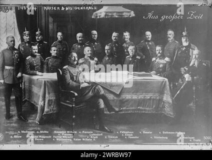 Kaiser und seine Generäle, Foto zeigt den deutschen Kaiser Wilhelm II. Mit seinen Generälen im Ersten Weltkrieg: Links nach rechts stehend: Von Bulow, von Mackensen, von Molike, Kronprinz Wilhelm von Preußen, von Francois, Ludendorff, von Falkenheyn, von Eimen, von Beseler, von Bethman-Hollweg, von Heeringen. Von links nach rechts: Kronprinz Rupprecht von, zwischen ca. 1910 und ca. 1915, Weltkrieg, 1914-1918, Glasnegative, 1 negativ: Glas Stockfoto