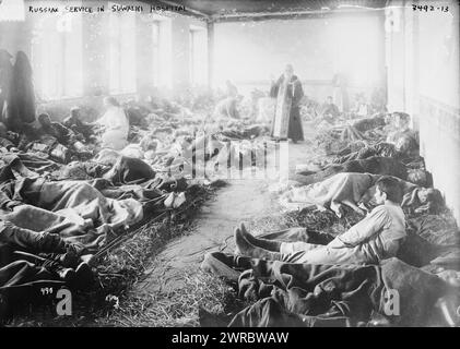 Russischer Dienst im Suwalki-Krankenhaus, Foto zeigt einen Priester, der während des Ersten Weltkriegs zwischen 1914 und ca. einen russisch-orthodoxen Dienst in einem Krankenhaus in Suwalki, Russland (heute Polen) hielt. 1915, Weltkrieg, 1914-1918, Glasnegative, 1 negativ: Glas Stockfoto