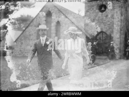 Clarence Mackay und Tochter, Foto zeigt Finanzier Clarence Hungerford Mackay (1874–1938) mit seiner Tochter Katherine bei der Hochzeit von Kathryn N. Steele und F. S. von Stade, die am 26. Juni 1915 in der Advent Church in Westbury, Long Island stattfand., 26. Juni 1915, Glass negative, 1 negativ: Glas Stockfoto