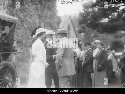 Clarence Mackay und Tochter, Foto zeigt Finanzier Clarence Hungerford Mackay (1874–1938) mit seiner Tochter Katherine bei der Hochzeit von Kathryn N. Steele und F. S. von Stade, die am 26. Juni 1915 in der Advent Church in Westbury, Long Island stattfand., 26. Juni 1915, Glass negative, 1 negativ: Glas Stockfoto