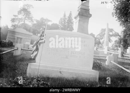 Beechers Grab, Foto zeigt den Grabstein des kongregationalistischen Geistlichen und Sozialreformers Henry Ward Beecher (1813–1887) auf dem Green-Wood Cemetery, Brooklyn, New York. 1910 und ca. 1915, Glasnegative, 1 negativ: Glas Stockfoto