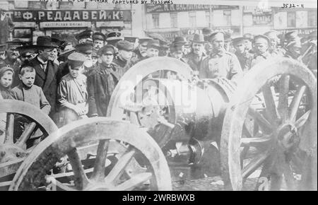 Österreichisch 24 cm. Mörser von Russen gefangen, Foto zeigt russische Soldaten und Zivilisten mit einer Mörserwaffe während des Ersten Weltkriegs, zwischen 1914 und ca. 1915, Weltkrieg, 1914-1918, Glasnegative, 1 negativ: Glas Stockfoto