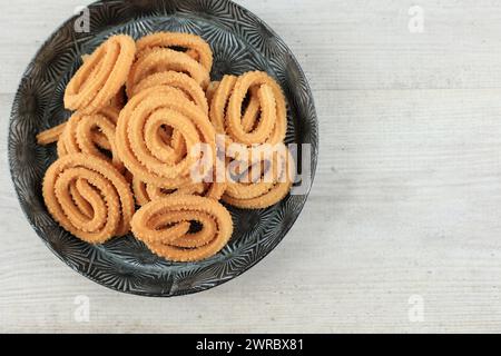 Blick von oben auf Kue Akar Kelapa oder Unthuk Yuyu. Javanischer traditioneller knuspriger Snack aus klebrigem Reis, Ei und Zucker. Stockfoto