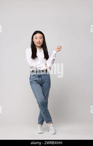 Porträt der schönen Frau auf hellem Hintergrund Stockfoto