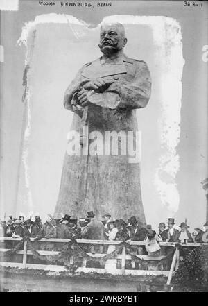 Hölzerne Hindenburg, Berlin, Foto zeigt eine hölzerne Statue des Feldmarschalls von Hindenberg, allgemein bekannt als der Eiserne Hindenberg, die in der Nähe der Siegessäule in Berlin errichtet wurde. Die Statue wurde während des Ersten Weltkriegs geschaffen und am 4. September 1915 enthüllt., 1915. September 4, Glass negative, 1 negative: Glass Stockfoto