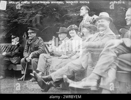 Mrs. Marsh unterhaltsame Verwundete, Warwick Castle, Foto zeigt Mrs. Agnes Power Marsh, Ehefrau von Henry Wheelwright Marsh in Warwick Castle mit verwundeten Soldaten im Ersten Weltkrieg, 1915. Oktober 6 (Datum erstellt oder veröffentlicht später von Bain, World war, 1914-1918, Glass negative, 1 negative: Glass Stockfoto