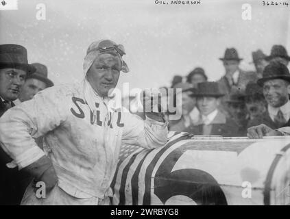 Gil. Anderson, also Andersen, zeigt Rennfahrer Gil Andersen neben seinem Stutz White Squadron-Rennfahrer. Andersen gewann am 9. Oktober 1915 das erste Astor Cup Rennen auf dem Sheepshead Bay Speedway, 9. Oktober 1915, Glass negative, 1 negative: Glass Stockfoto