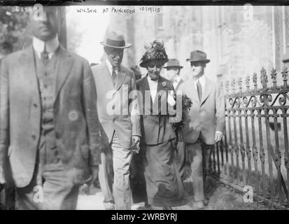 Wilson in Princeton, 10/15, Foto zeigt Präsident Woodrow Wilson (1856–1924) mit Philena Fobes Fine in Princeton, New Jersey, wo er am 19. Oktober 1915 eine Stimme für das Frauenwahlrecht-Amendment abgab. Philena Fine war die Ehefrau des Princeton-Professors Henry B. Fine. Wilson ging nach der Abstimmung zu ihrem Haus zum Tee. 19.10.15, Glasnegative, 1 negativ: Glas Stockfoto