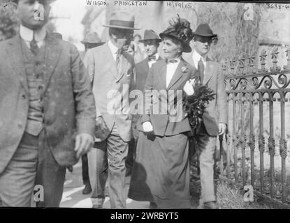 Wilson in Princeton, 10/15, Foto zeigt Präsident Woodrow Wilson (1856–1924) mit Philena Fobes Fine in Princeton, New Jersey, wo er am 19. Oktober 1915 eine Stimme für das Frauenwahlrecht-Amendment abgab. Philena Fine war die Ehefrau des Princeton-Professors Henry B. Fine. Wilson ging nach der Abstimmung zu ihrem Haus zum Tee. 19.10.15, Glasnegative, 1 negativ: Glas Stockfoto