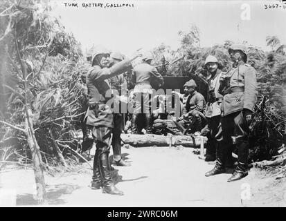 Turk Battery, Gallipoli, Foto zeigt osmanische Soldaten und Geschütze während des Gallipoli-Feldzugs, der zwischen April 1915 und Januar 1916 während des Ersten Weltkriegs auf der Halbinsel Gallipoli im Osmanischen Reich (heute Gelibolu, Türkei) stattfand, zwischen 1915 und 1916, Glasnegative, 1 negativ: Glas Stockfoto