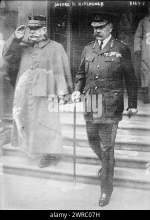 Joffre & Kitchener, Foto zeigt den französischen General Joseph Jacques Césaire Joffre (1852–1931) mit dem britischen Feldmarschall Horatio Herbert Kitchener (1850–1916). Beide Männer dienten im Ersten Weltkrieg, zwischen ca. 1910 und ca. 1915, Glasnegative, 1 negativ: Glas Stockfoto