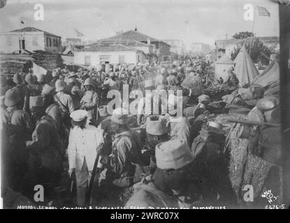 Mudros, Lemnos - Koloniale und Sengalesen sind bereit für die Dardanellen, Foto zeigt französische Truppen einschließlich afrikanischer Soldaten aus dem Senegal, in Mudros (Moudros), Lemnos, Griechenland, während des Gallipoli-Feldzugs des Ersten Weltkriegs, 1915 oder 1916, Weltkrieg, 1914-1918, Glasnegative, 1 negativ: Glas Stockfoto