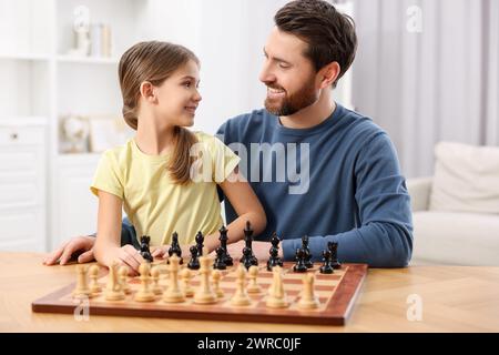 Vater bringt seiner Tochter Schach bei Stockfoto