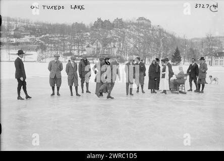 Auf dem Tuxedo Lake zeigt das Foto Skater am Tuxedo Lake, Tuxedo Park, New York State., zwischen ca. 1910 und ca. 1920, Glasnegative, 1 negativ: Glas Stockfoto
