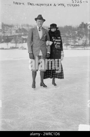 Fred'k Frelinghuysen & Wife, Tuxedo, Foto zeigt Frederick Frelinghuysen (1848–1924, Präsident der Mutual Benefit Life Insurance Company in Newark, New Jersey, mit seiner Frau am Tuxedo Lake, Tuxedo Park, New York State., zwischen ca. 1910 und ca. 1920, Glasnegative, 1 negativ: Glas Stockfoto