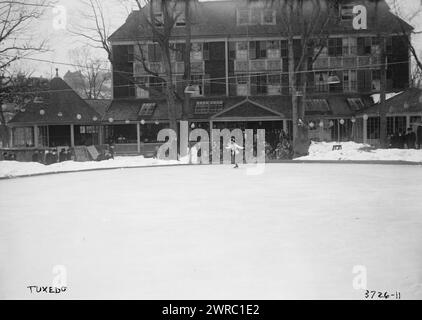 Tuxedo, Foto zeigt Skater am Tuxedo Lake, Tuxedo Park, New York State., zwischen ca. 1910 und ca. 1920, Glasnegative, 1 negativ: Glas Stockfoto