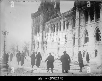 Duke Connaught at Ruins, Ottawa, Foto zeigt den Gouverneur von Kanada, den Duke of Connaught and Strathearn (1850–1942) an der Stelle der Ruinen des kanadischen Parlamentsgebäudes in Ottawa nach einem Brand im Jahr 1916., Februar 1916, Glass negative, 1 negative: Glass Stockfoto