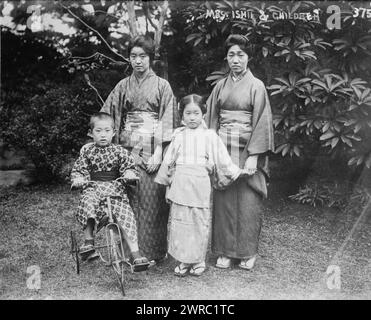 Frau Ishii & Children, Foto zeigt die Familie von Viscount Ishii Kikujirō (1866–1945), einem japanischen Diplomaten, der zwischen 1915 und 1916 als Minister für auswärtige Angelegenheiten Japans tätig war. Der Junge fährt ein Dreirad. Das Foto wurde im Sunday Oregonian, 5. März 1916 veröffentlicht, als Baron Ishii nach Tokio zurückkehrte, um Außenminister Japans zu werden. 1915 und ca. 1920, Glasnegative, 1 negativ: Glas Stockfoto