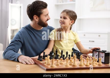 Vater bringt seiner Tochter Schach bei Stockfoto