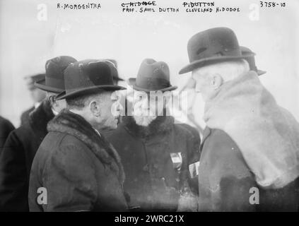 H. Morgentha, Morganthau, Prof. Sam'l Dutton, Cleveland H. Dodge, Foto zeigt Henry Morgenthau (1856–1946), US-amerikanischer Botschafter im Osmanischen Reich, der am 22. Februar 1916 nach New York zurückkehrte und vom Philanthropen Cleveland Hoadley Dodge (1860–1926) und dem Pädagogen Samuel Train Dutton (1849–1919) begrüßt wurde. Die Männer waren alle Mitglieder des New Yorker Komitees für Armenische und syrische Hilfe. 1915 und ca. 1920, Glasnegative, 1 negativ: Glas Stockfoto