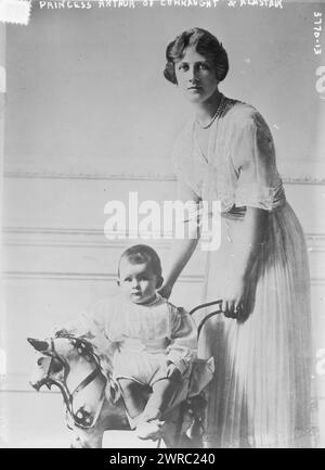 Prinzessin Arthur von Connaught & Alastair, Foto zeigt Prinzessin Alexandra, 2. Duchess of Fife (1891–1959), die später Prinzessin Arthur von Connaught war, mit ihrem Sohn Alastair Arthur Windsor, 2. Duke of Connaught and Strathearn (1914–1943). 1915 und ca. 1920, Glasnegative, 1 negativ: Glas Stockfoto