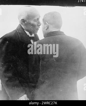 Graf Okuma & Baron Ishii, Foto zeigt den japanischen Politiker Marquess Okuma Shigenobu (1838–1922), der als Premierminister Japans (1914–1916) zusammen mit dem Diplomaten Viscount Ishii Kikujirō (1866–1945), der zwischen 1915 und 1916 Außenminister war, zwischen CA. 1915 und ca. 1920, Glasnegative, 1 negativ: Glas Stockfoto